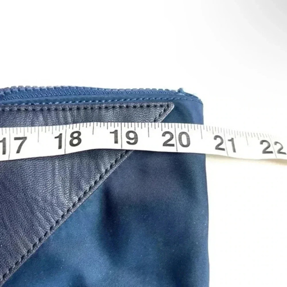 LULULEMON Acute Tote in Mineral Blue/Midnight Navy EUC - Picture 5 of 5